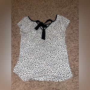 Lauren Conrad cute and trendy work top with tie back. Black and white w/ pattern